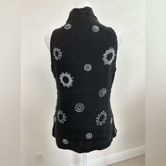 W by Worth Sleeveless Black Fitted Top, White Stitched Designs, Sash, Size 10 - Picture 2 of 9